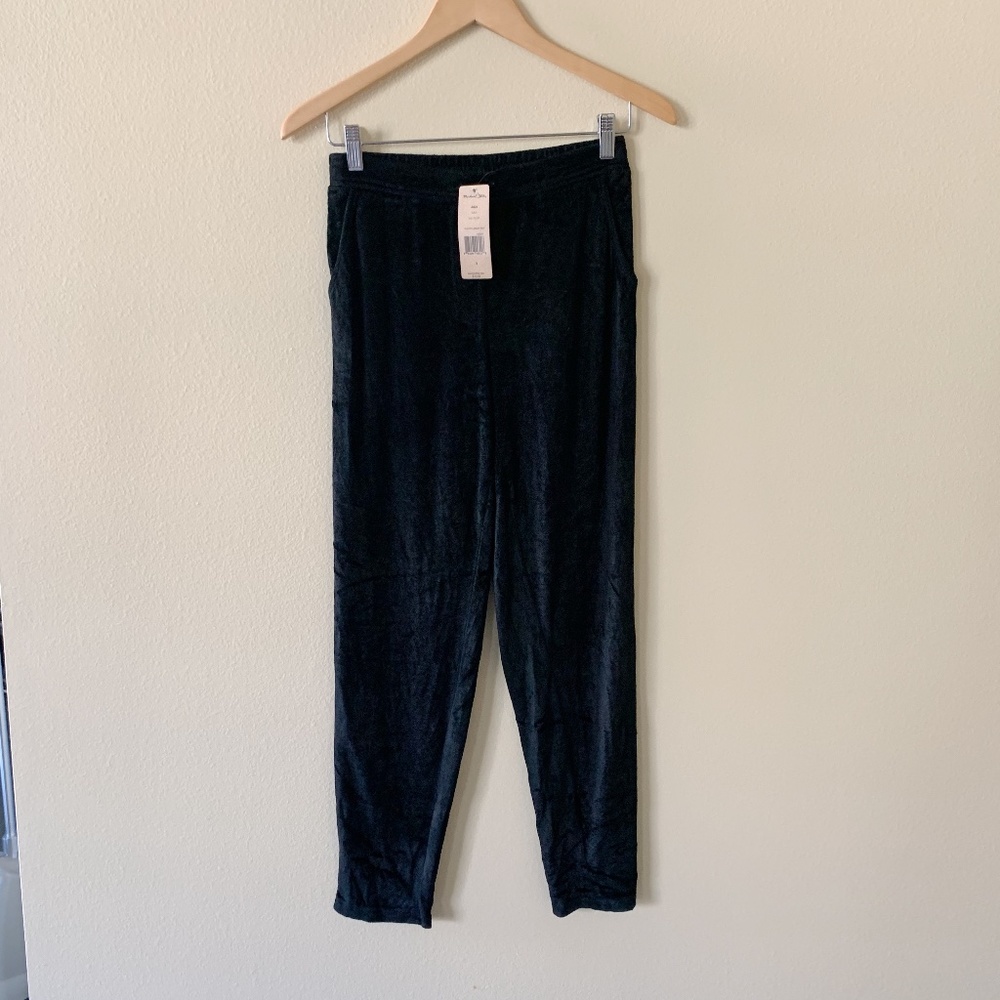 Michael Stars Vali Velvet cropped jogger pant size small in color black